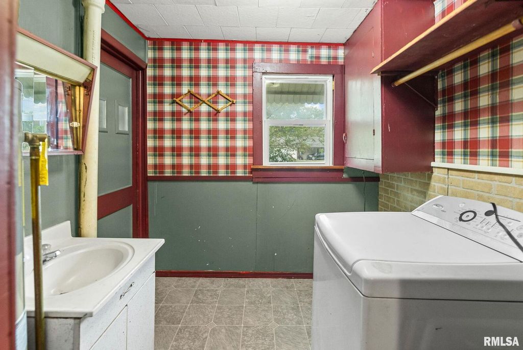 Image 18 of property listing at 721 W WHITTAKER Street, Salem, IL 62881