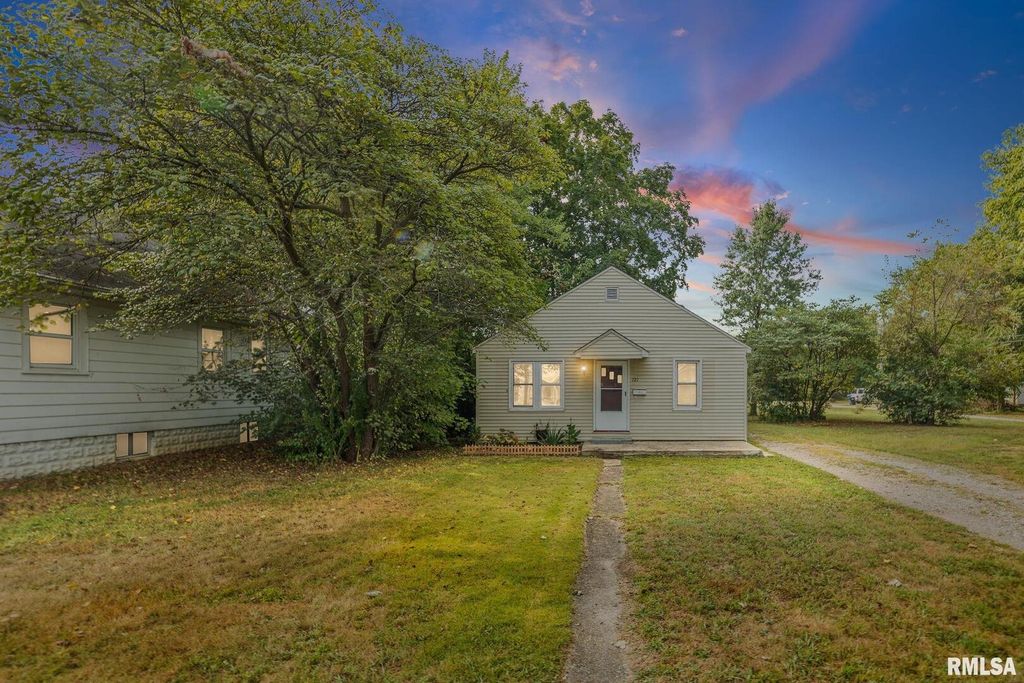 Image 3 of property listing at 721 W WHITTAKER Street, Salem, IL 62881