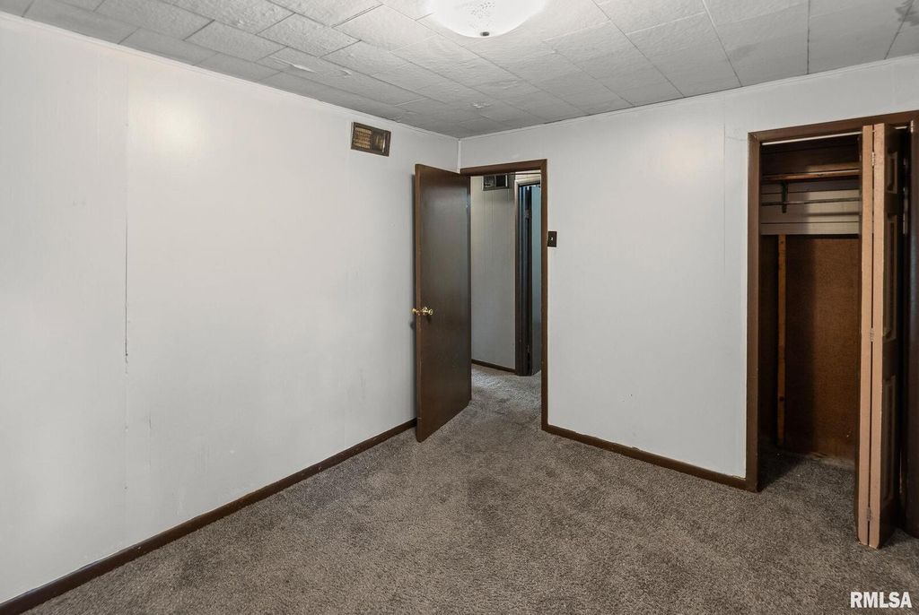 Image 23 of property listing at 721 W WHITTAKER Street, Salem, IL 62881