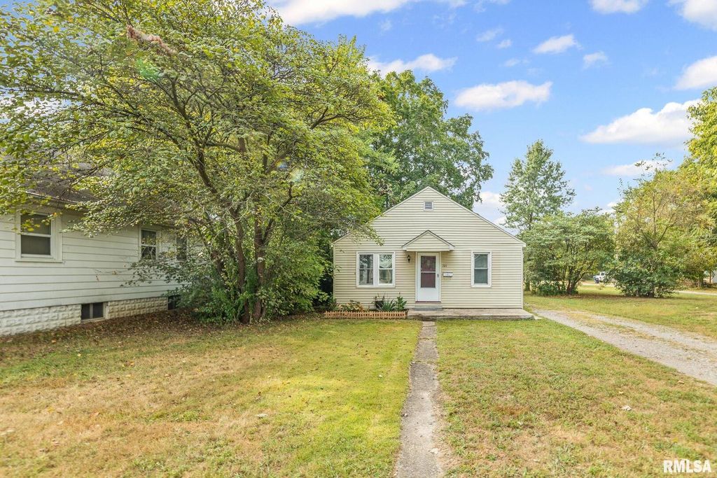 Image 4 of property listing at 721 W WHITTAKER Street, Salem, IL 62881