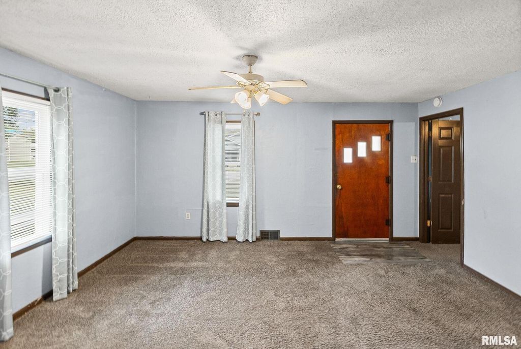 Image 7 of property listing at 721 W WHITTAKER Street, Salem, IL 62881