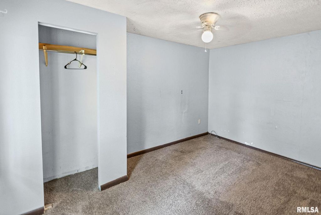 Image 9 of property listing at 721 W WHITTAKER Street, Salem, IL 62881