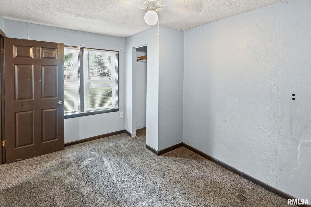 Image 10 of property listing at 721 W WHITTAKER Street, Salem, IL 62881