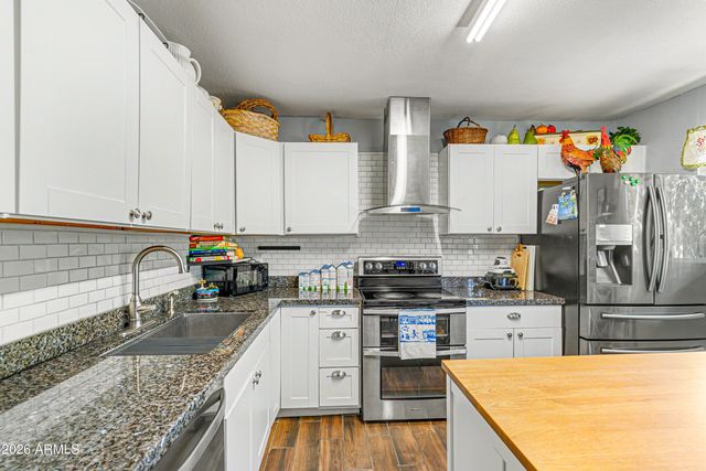 2209 W EDGEWOOD Avenue, Mesa, AZ 85202
