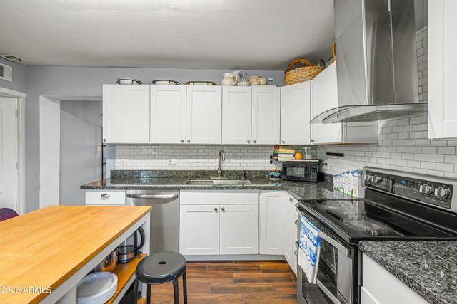 2209 W EDGEWOOD Avenue, Mesa, AZ 85202