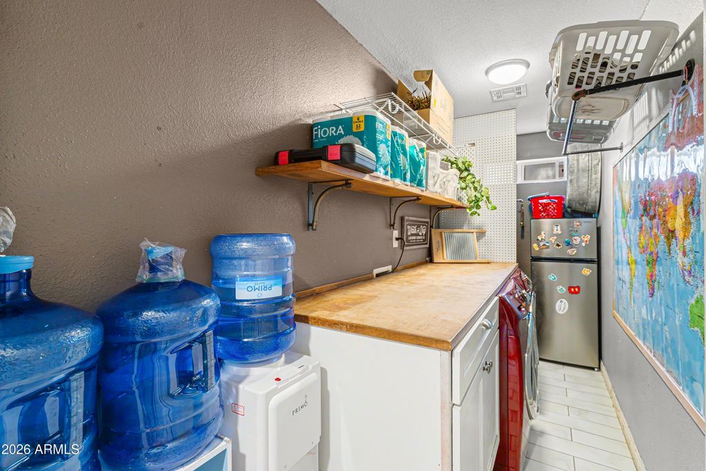 Image 10 of property listing at 2209 W EDGEWOOD Avenue, Mesa, AZ 85202