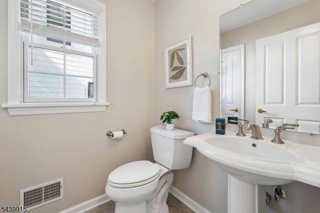 7 Holly Ct, Bloomfield Twp., NJ 07003
