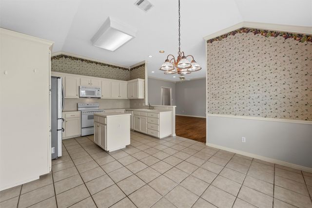 1041 Cheyenne Trail, Hewitt, TX 76643