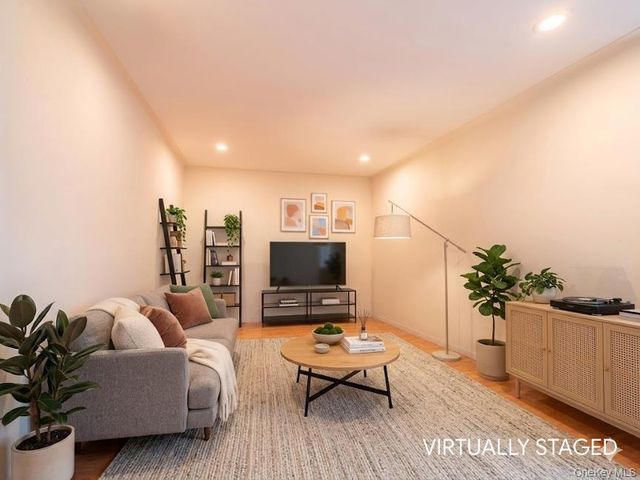68-37 108th 5H, Forest Hills, NY 11375