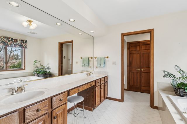 1204 Kristin Drive, Libertyville, IL 60048