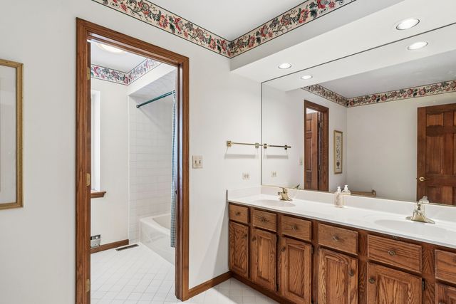 1204 Kristin Drive, Libertyville, IL 60048