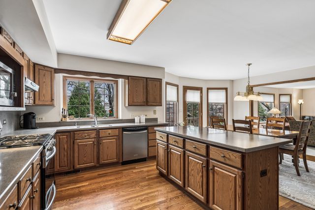 1204 Kristin Drive, Libertyville, IL 60048