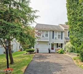 27 Carriage Road, Clifton Park, NY 12065