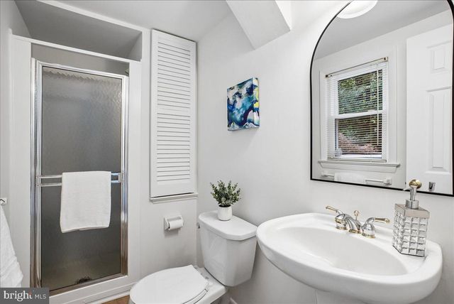3403 VALEWOOD DR, Oakton, VA 22124