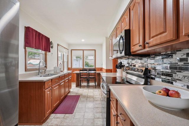 920 N Grandview BOULEVARD, Waukesha, WI 53188