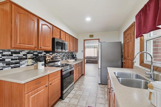 920 N Grandview BOULEVARD, Waukesha, WI 53188