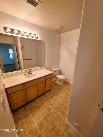 8136 W STELLA Avenue, Glendale, AZ 85303