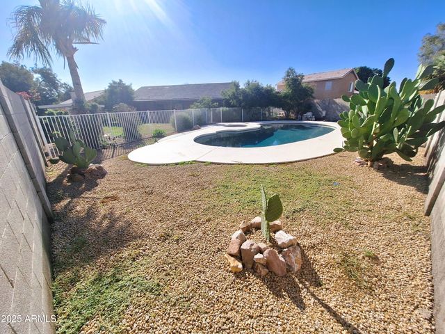 8136 W STELLA Avenue, Glendale, AZ 85303