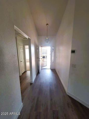 8136 W STELLA Avenue, Glendale, AZ 85303