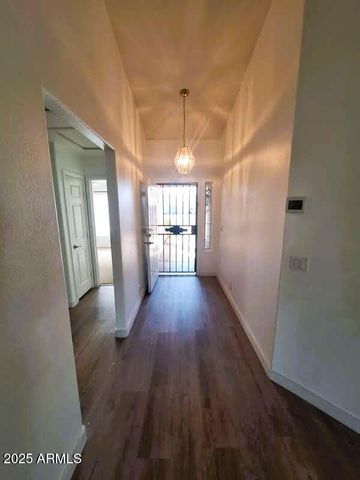 8136 W STELLA Avenue, Glendale, AZ 85303