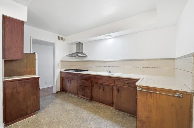 1214 S Spruce Street, Tulare, CA 93274