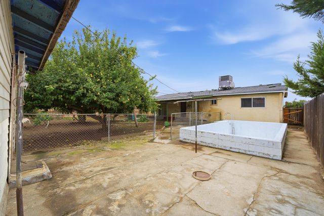 1214 S Spruce Street, Tulare, CA 93274