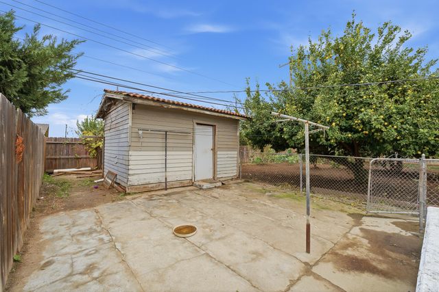 1214 S Spruce Street, Tulare, CA 93274