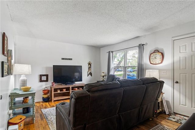 329 Lincoln Drive, Gower, MO 64454