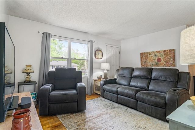 329 Lincoln Drive, Gower, MO 64454