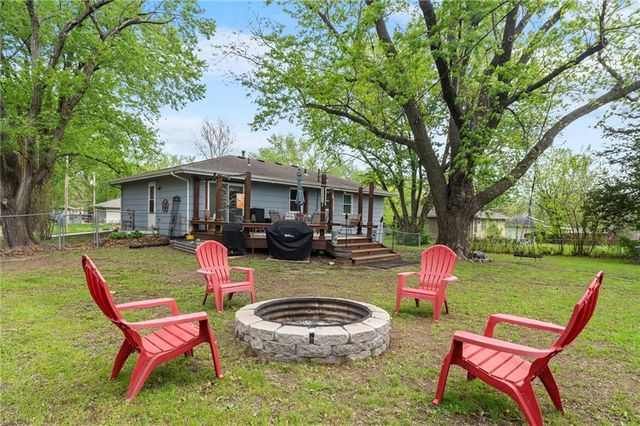 329 Lincoln Drive, Gower, MO 64454