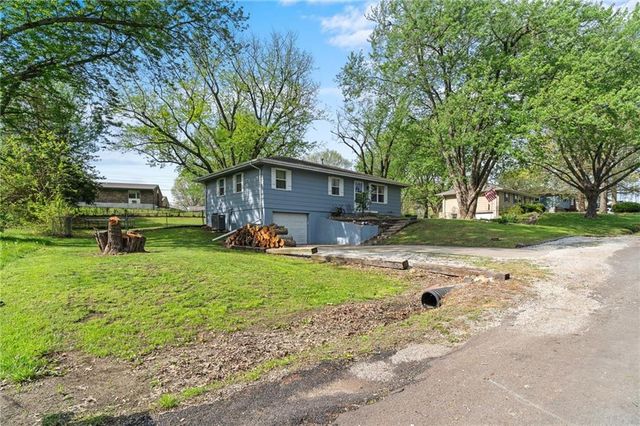 329 Lincoln Drive, Gower, MO 64454