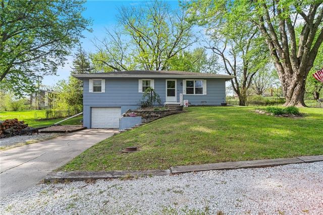 329 Lincoln Drive, Gower, MO 64454