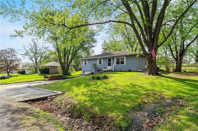 329 Lincoln Drive, Gower, MO 64454