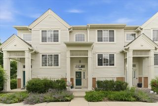 576 S Rosehall Lane, Round Lake, IL 60073
