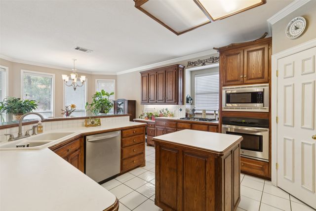 1625 Oak Creek Drive, Hurst, TX 76054