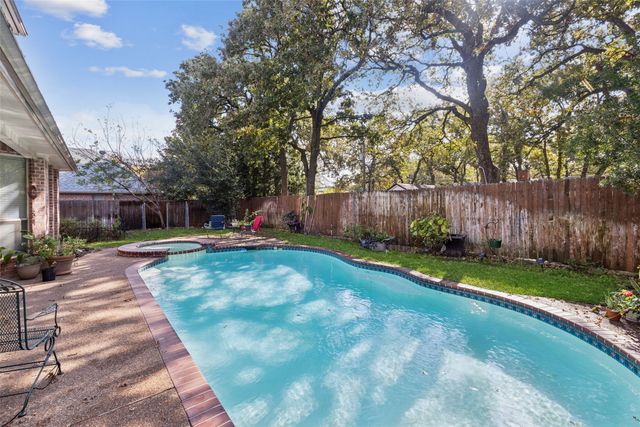 1625 Oak Creek Drive, Hurst, TX 76054