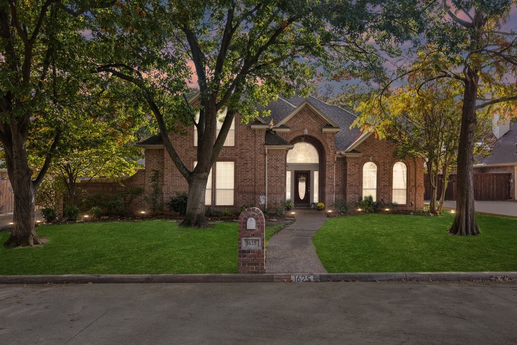 1625 Oak Creek Drive, Hurst, TX 76054
