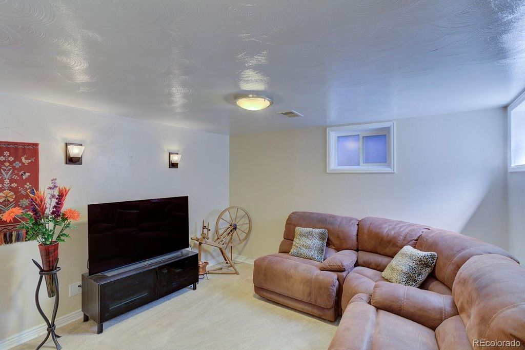 Image 18 of property listing at 6034 S Milwaukee Way, Centennial, CO 80121