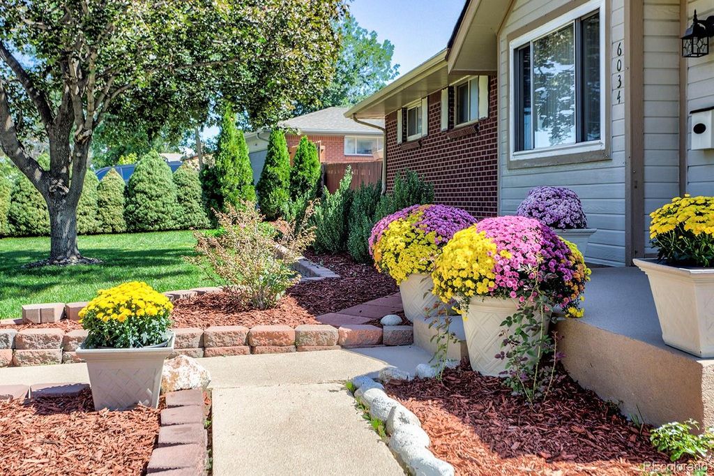 Image 3 of property listing at 6034 S Milwaukee Way, Centennial, CO 80121