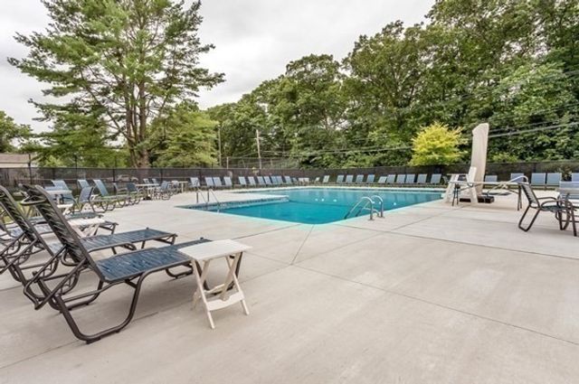 14 Village Green Lane 7, Natick, MA 01760