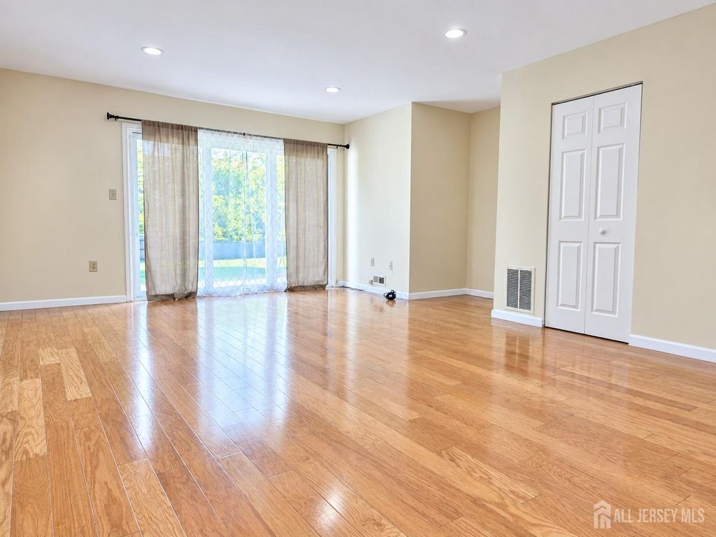240 Hampshire Court, Piscataway, NJ 08854