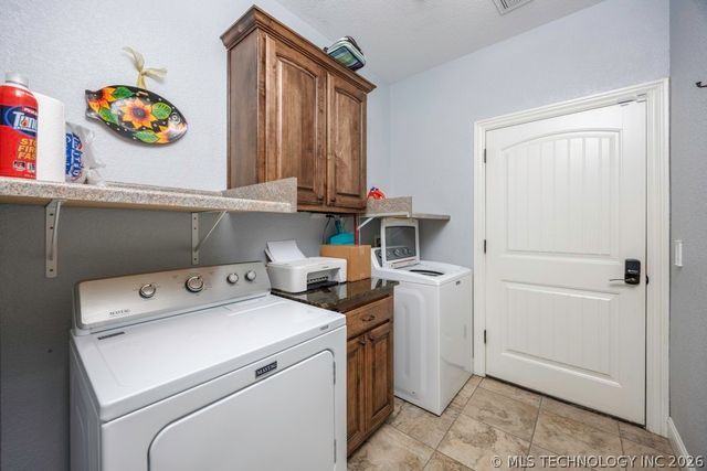 5711 Nottingham Place, Bartlesville, OK 74006