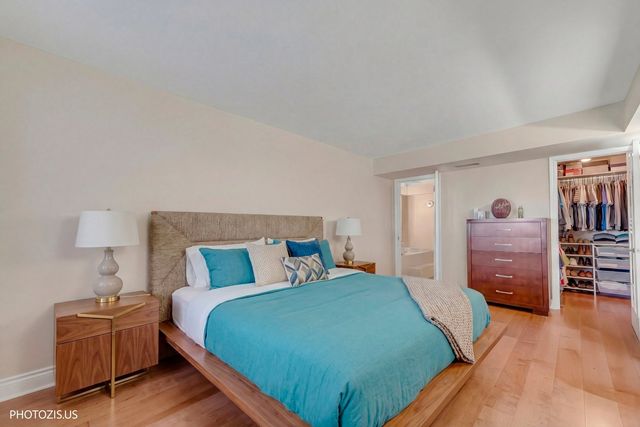 1621 Mission Hills Road 108, Northbrook, IL 60062