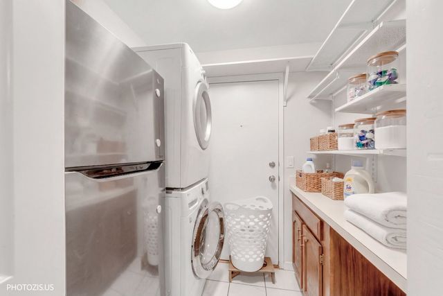 1621 Mission Hills Road 108, Northbrook, IL 60062