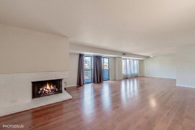 1621 Mission Hills Road 108, Northbrook, IL 60062