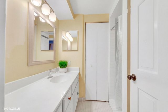 1621 Mission Hills Road 108, Northbrook, IL 60062