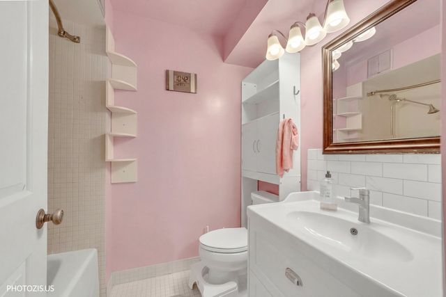 1621 Mission Hills Road 108, Northbrook, IL 60062