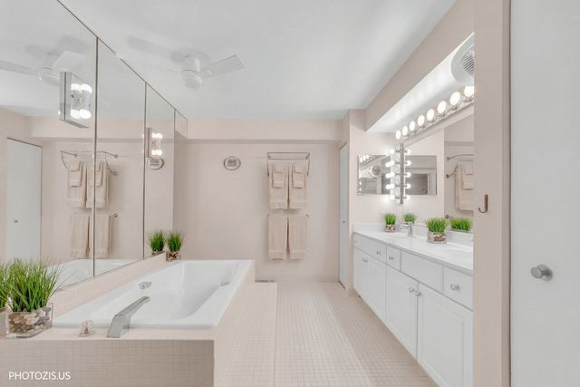 1621 Mission Hills Road 108, Northbrook, IL 60062