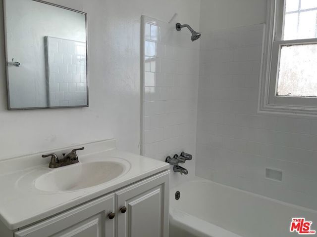 5113 W 20th Street, Los Angeles, CA 90016