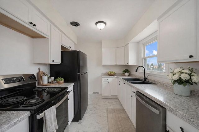 619 Echo LANE, Racine, WI 53406